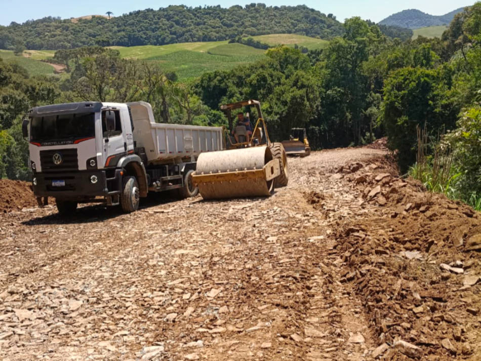 Prefeitura realiza melhorias em estrada que liga a Capela São Paulo à ERS-129