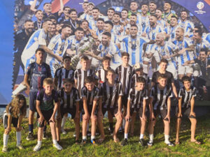 Avaliação em Porto Alegre e confraternização marcam fim de ano da escolinha de futsal