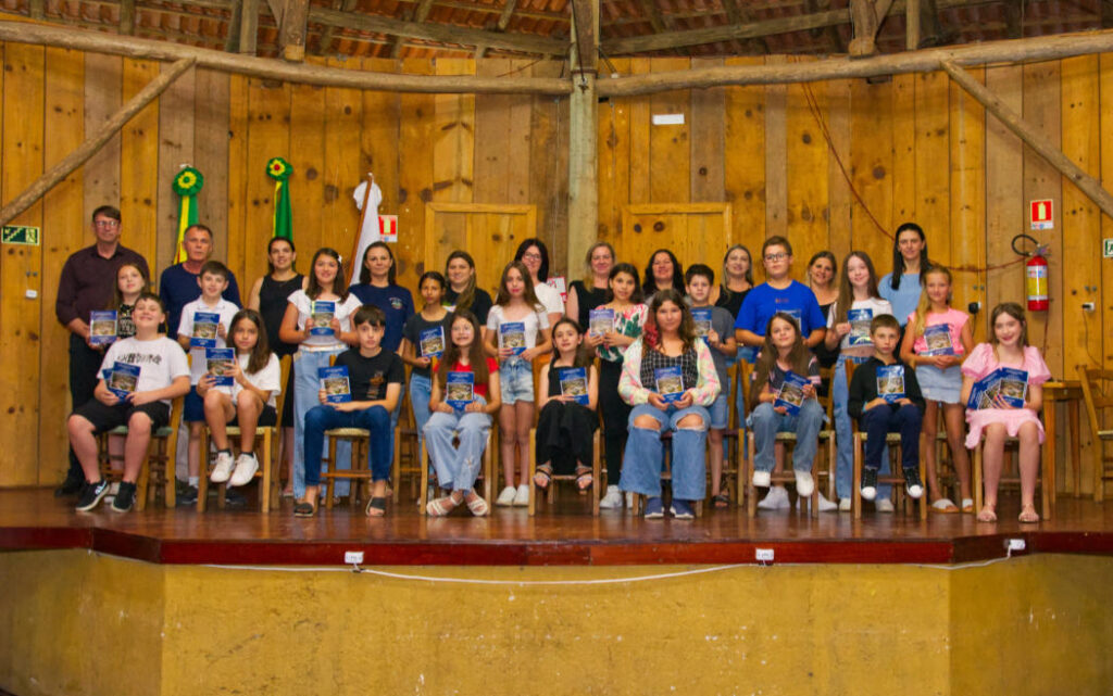 Alunos da EMEF Gonçalves Dias lançam a 16ª edição do livro “Observar, Ler, Pensar para escrever!”
