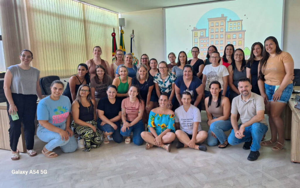 Profissionais da EMEI Pedacinho do Céu participaram de formação