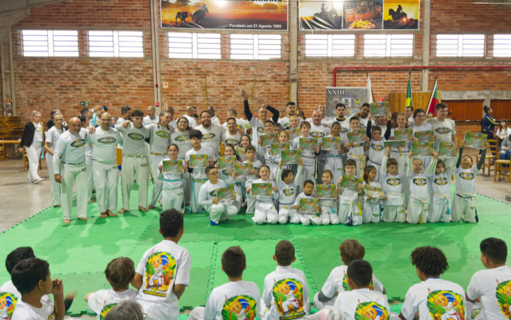 Vaninenses participaram de Troca de Cordas e Formatura de Capoeira do Grupo Camboatá