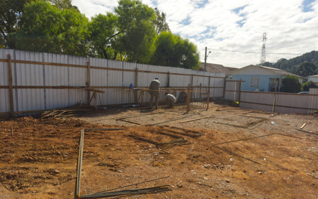 Prosseguem as obras de revitalização da praça e a construção de novos banheiros públicos