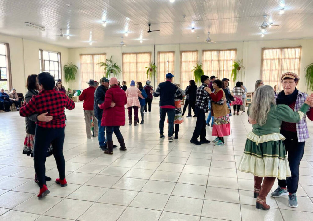 Muita animação na Festa Junina da Melhor Idade e das oficinas do CRAS