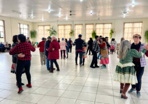 Muita animação na Festa Junina da Melhor Idade e das oficinas do CRAS