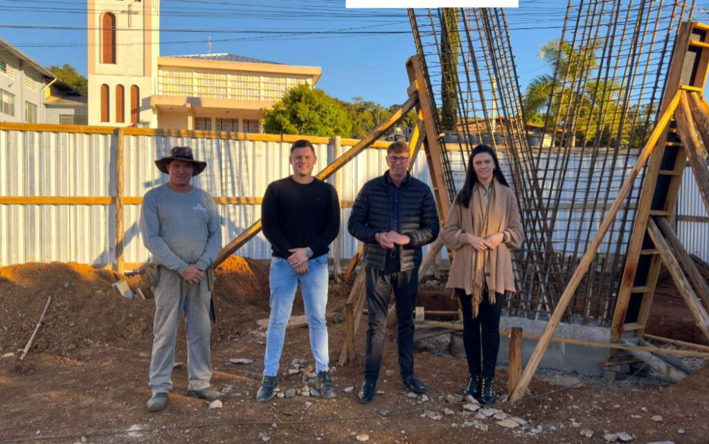 Executivo acompanha andamento das obras de revitalização da praça