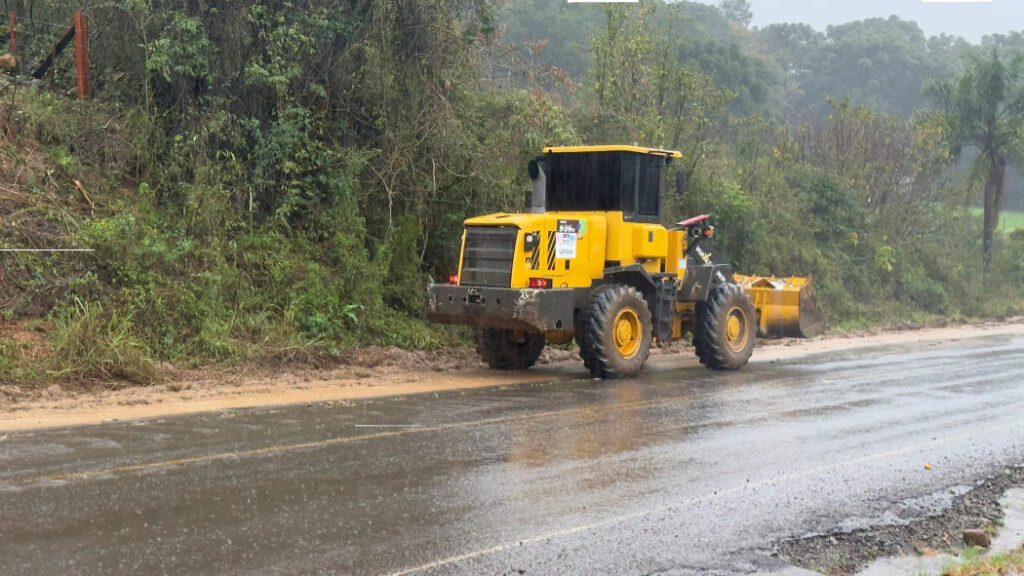Secretaria de Obras trabalha para desobstruir estradas