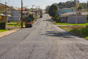 Obras de pavimentação são realizadas em três ruas