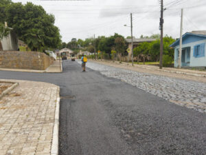 Obras de pavimentação asfáltica na rua Presidente Vargas