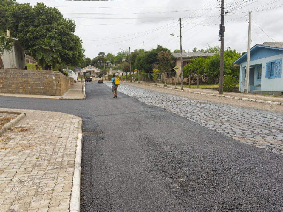 Obras de pavimentação asfáltica na rua Presidente Vargas